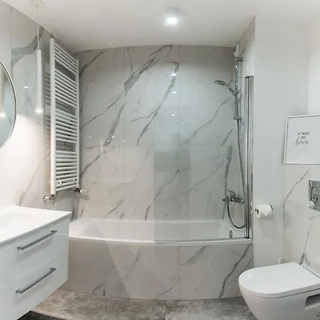 Pure Premium - Free Parking & Ac Aparthotel Breslau