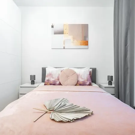 Pure Premium - Free Parking & Ac Breslau