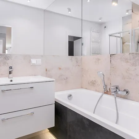 Pure Premium - Free Parking & Ac 4* Breslau